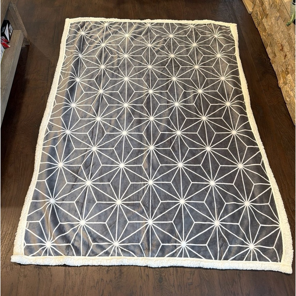 Rare Disney Epcot Cast Limited Blanket‎ 50x62 inches